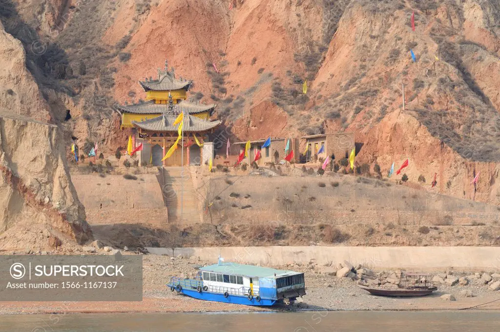 China, Gansu, Linxia surroundings, Yellow River and pagoda near Liujiaxia Dam