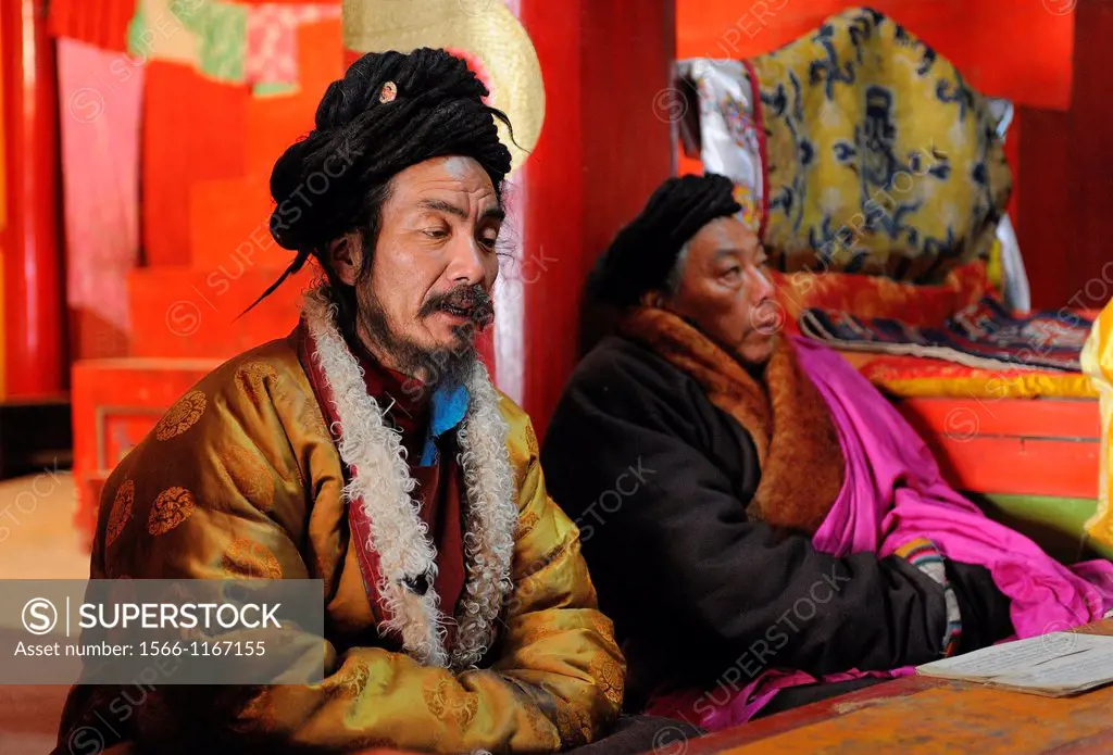China, Qinghai, Amdo, Jiantsa county, Namzong, Ngagpas Ngakpas or lay practitoners of tibetan Buddhism chanting sutras