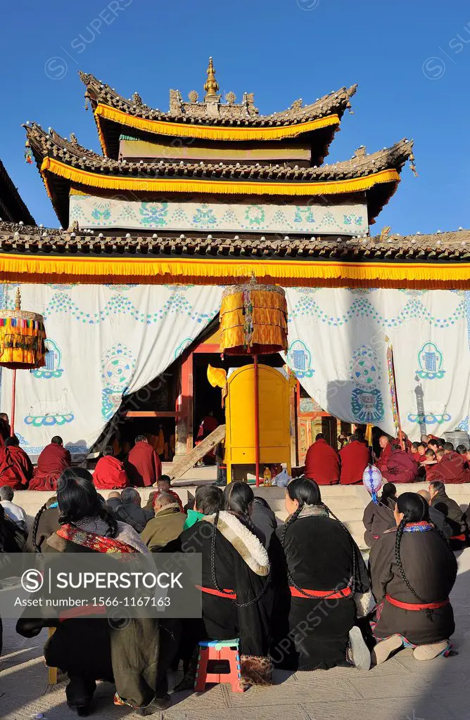 China, Qinghai, Amdo, Tongren Rebkong, Sangyeshang village, Lower Wutun monastery, Losar, New Year festival