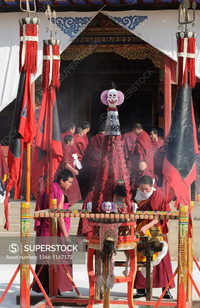 China, Qinghai, Amdo, Tongren Rebkong, Lower Wutun monastery, Losar New Year festival, Giant torma offering cake symbolising evil forces