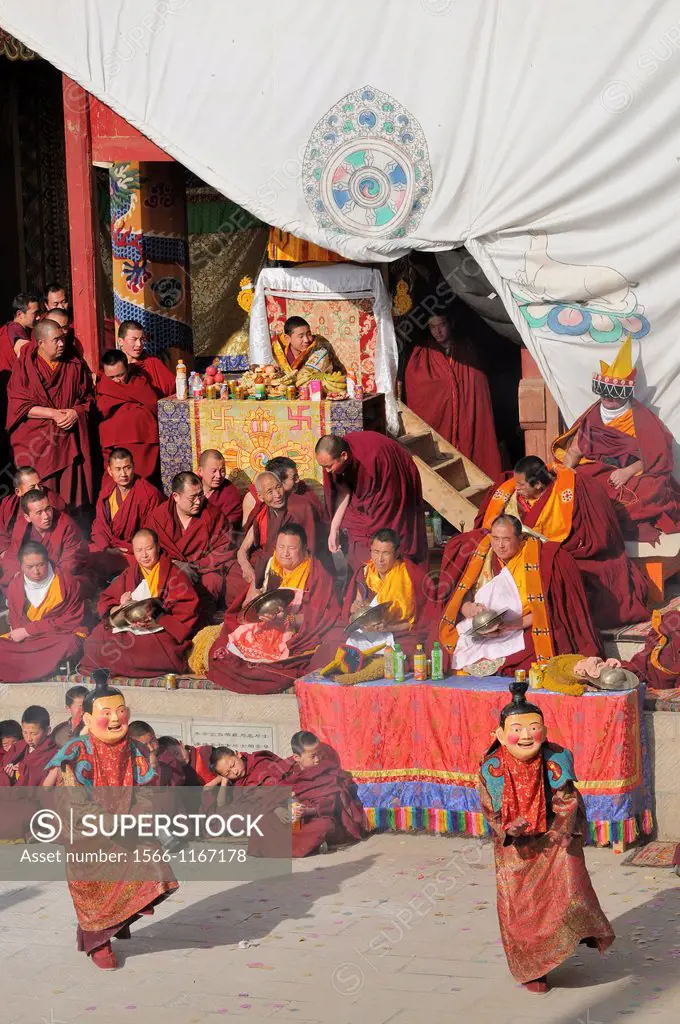 China, Qinghai, Amdo, Tongren Rebkong, Lower Wutun monastery, Losar New Year festival, Cham dance, Atsaras clowns