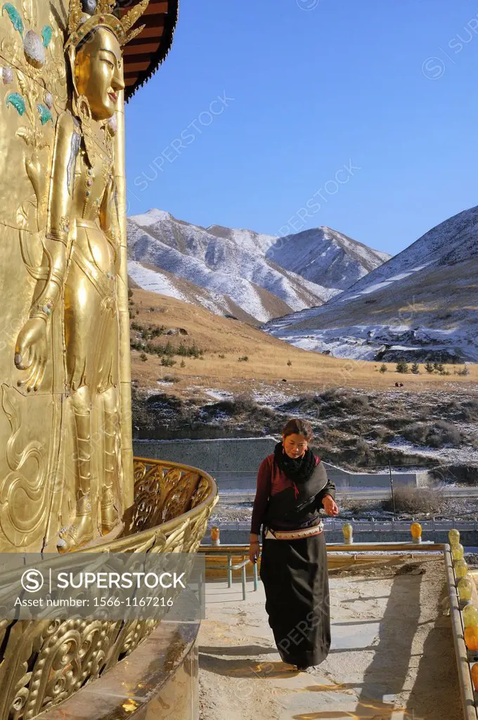 China, Gansu, Amdo, Xiahe, Monastery of Labrang Labuleng Si, Tibetan devotee circumbulating around Gongtang chorten