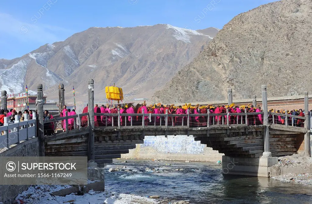China, Gansu, Amdo, Xiahe, Labrang Labuleng Si, Losar New Year festival, The giant Thangka carried back to the monastery across Sang chu river