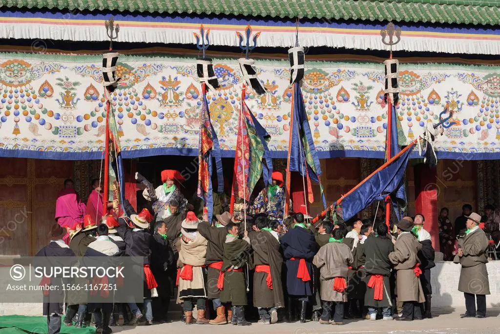 China, Gansu, Amdo, Xiahe, Monastery of Labrang Labuleng Si, Losar New Year festival, Arrival of the banners bearers