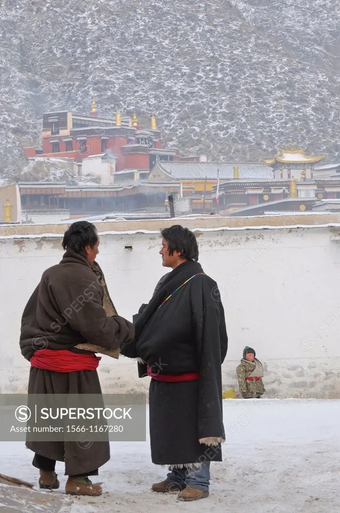 China, Gansu, Amdo, Xiahe, Monastery of Labrang Labuleng Si, Handshake on main street