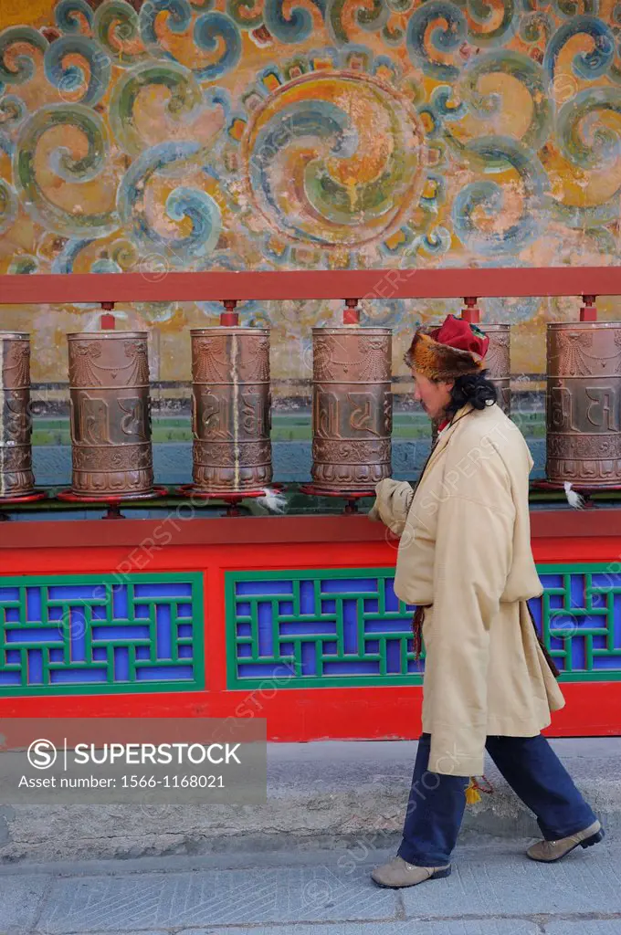 China, Qinghai, Amdo, Xining surroundings, Kumbum monastery Ta´er Si, Pilgrim spinning prayer wheels