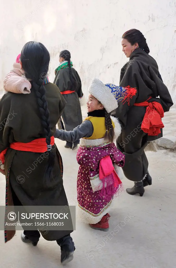 China, Qinghai, Amdo, Tongren Rebkong, Losar New Year festival, On the way to the monastery of Gomar Guomari Si