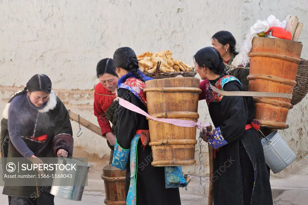 China, Qinghai, Amdo, Tongren Rebkong, Losar New Year festival, Gomar Guomari Si monastery, Devotees preparing the open air breakfast