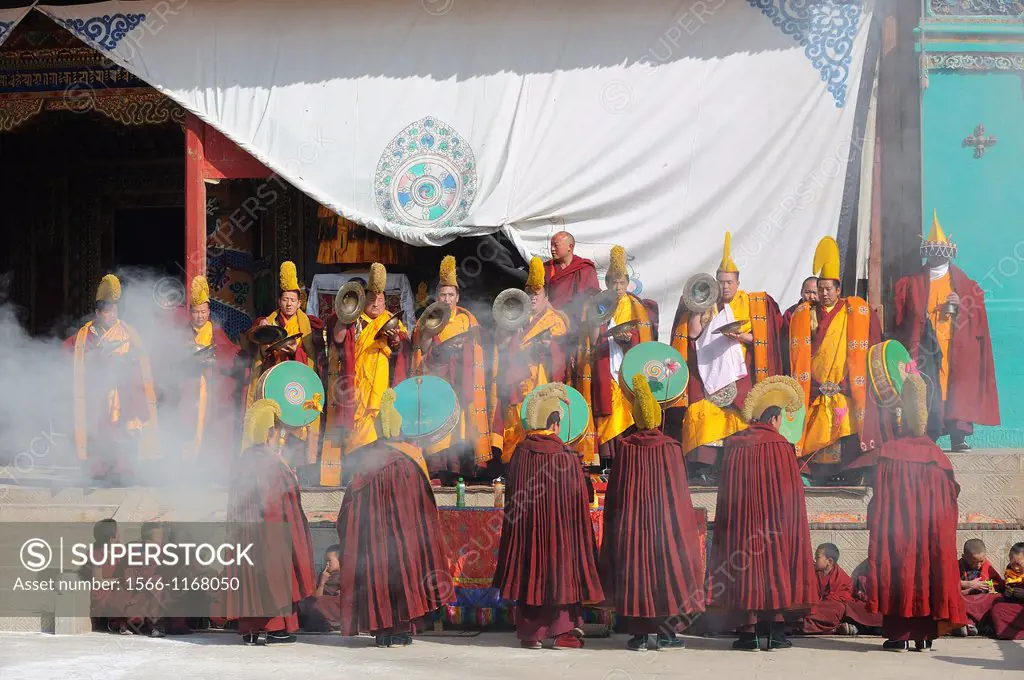 China, Qinghai, Amdo, Tongren Rebkong, Lower Wutun monastery, Losar New Year festival, Opening ceremony