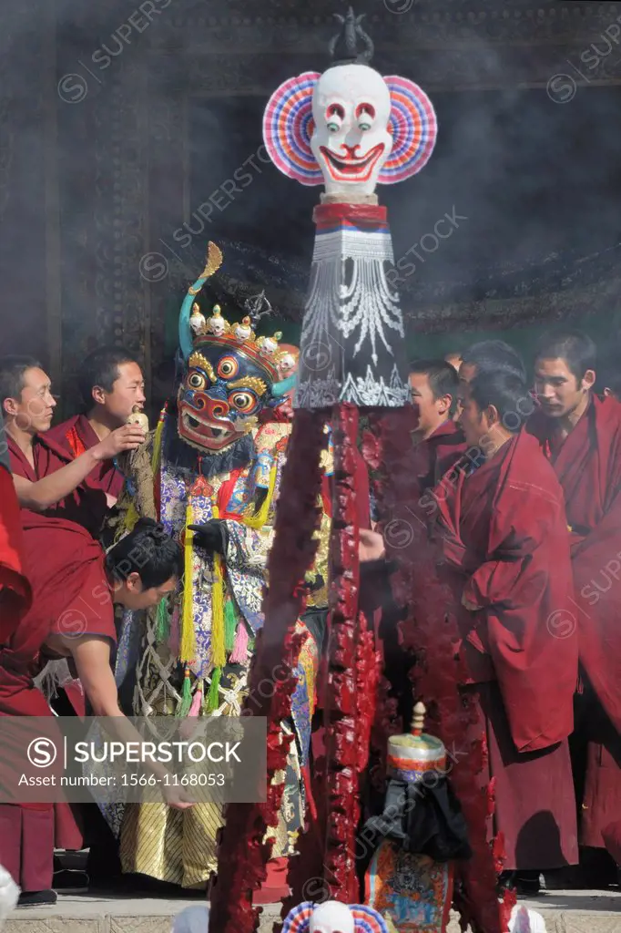 China, Qinghai, Amdo, Tongren Rebkong, Lower Wutun monastery, Losar New Year festival, Getting ready for the masked dance