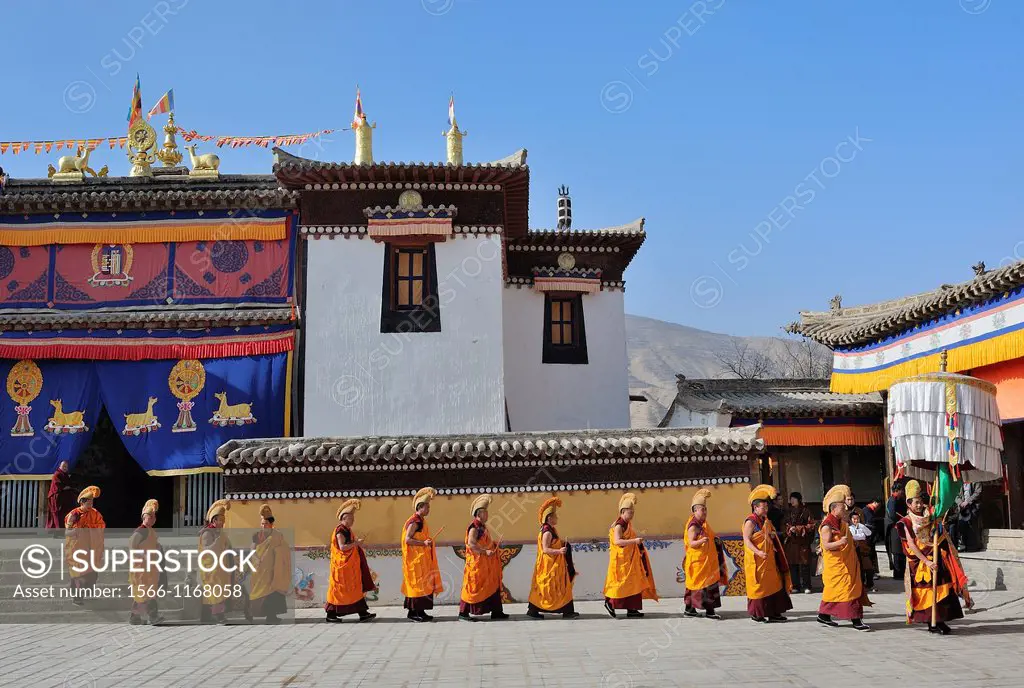 China, Qinghai, Amdo, Tongren Rebkong, Monastery of Gomar Guomari Si, Losar New Year festival, Opening ceremony, Procession of parasol and incense bea...