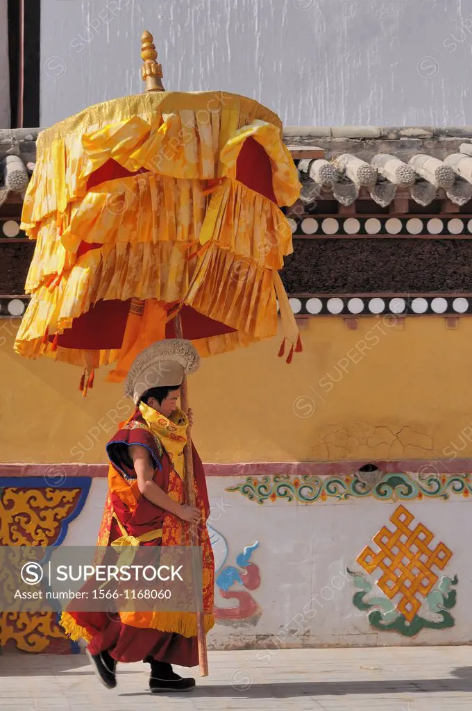 China, Qinghai, Amdo, Tongren Rebkong, Monastery of Gomar Guomari Si, Losar New Year festival, Opening ceremony, Parasol bearer