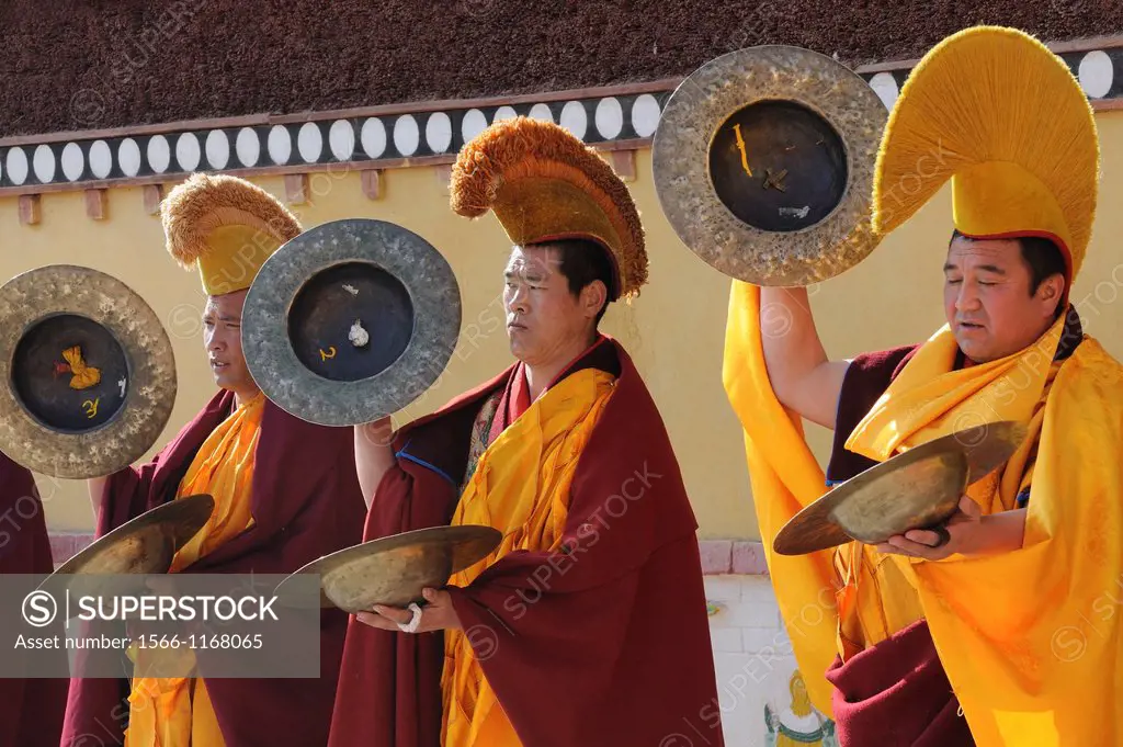 China, Qinghai, Amdo, Tongren Rebkong, Monastery of Gomar Guomari Si, Losar New Year festival, Cymbal players