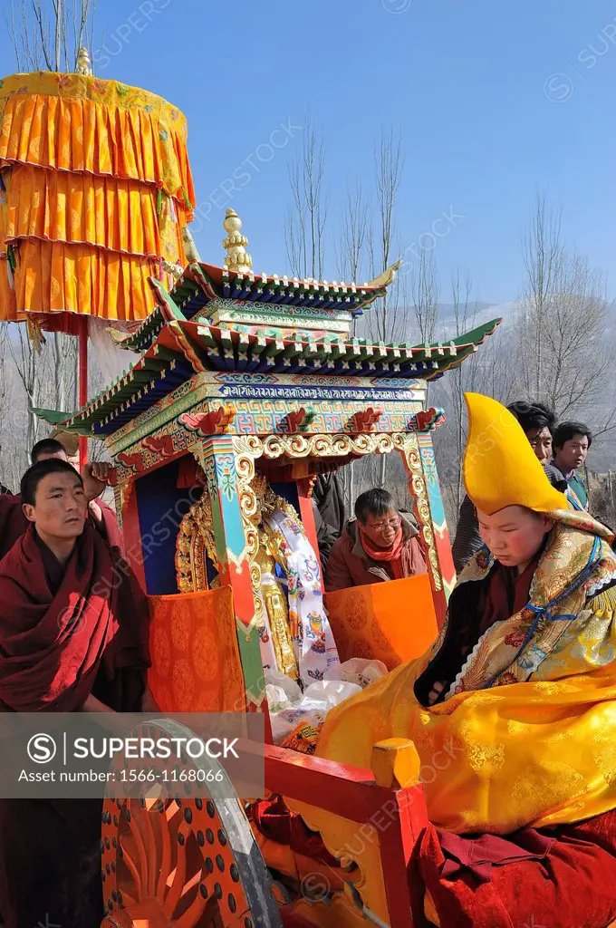 China, Qinghai, Amdo, Tongren Rebkong, Monastery of Gomar Guomari Si, Losar New Year festival, Procession of Maitreya Buddha