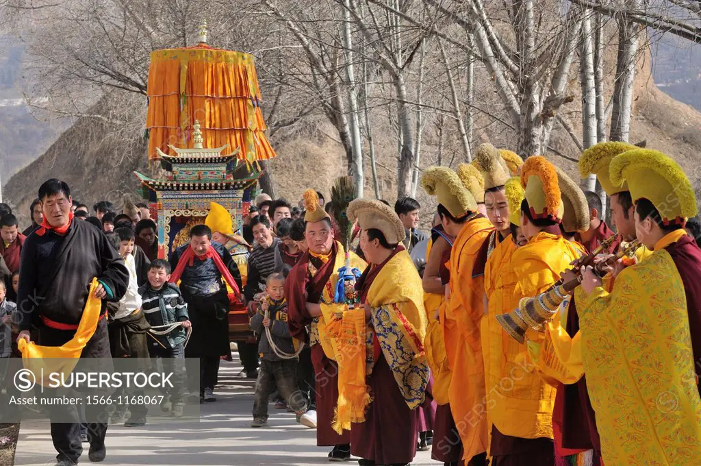 China, Qinghai, Amdo, Tongren Rebkong, Monastery of Gomar Guomari Si, Losar New Year festival, Procession of Maitreya Buddha