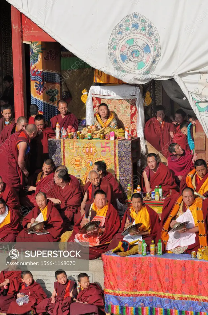 China, Qinghai, Amdo, Tongren Rebkong, Lower Wutun monastery, Losar New Year festival, Rinpoche Wuwa Tulku presiding the Cham dances
