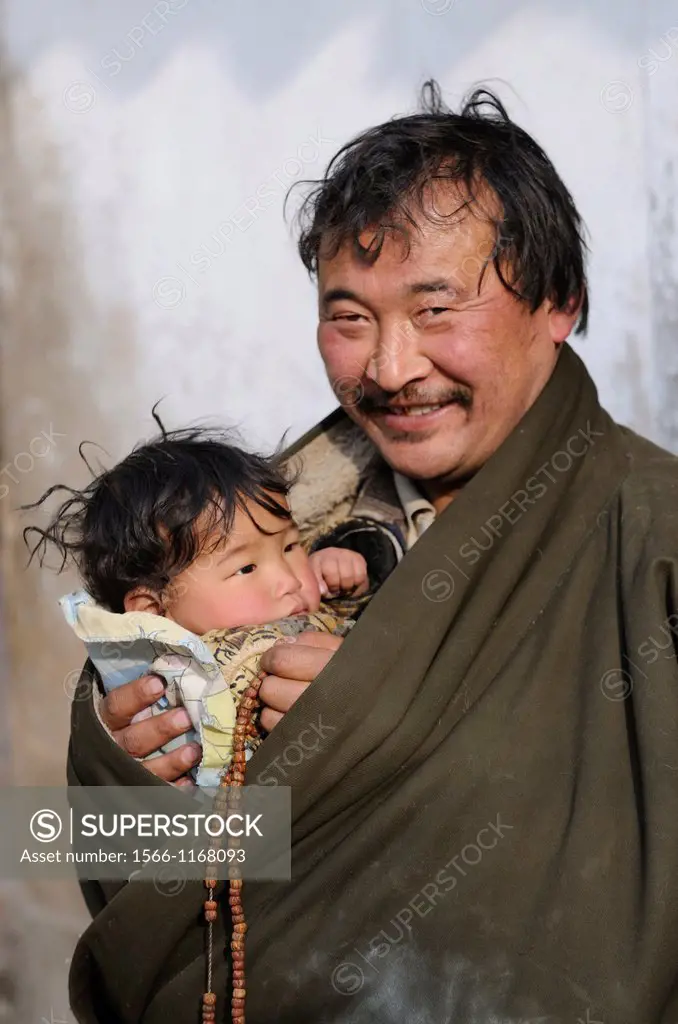 China, Qinghai, Amdo, Tongren Rebkong, Monastery of Rongwo Longwu Si, Father and child