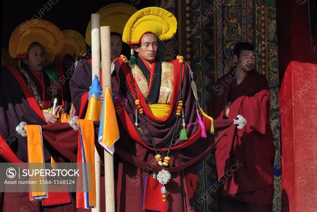 China, Gansu, Amdo, Xiahe, Monastery of Labrang Labuleng Si, Losar New Year festival, Opening ceremony, Telescoping trumpets bearers