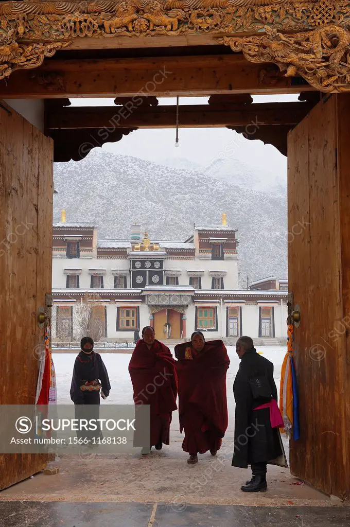 China, Gansu, Amdo, Xiahe, Monastery of Labrang Labuleng Si, Monks and devotees
