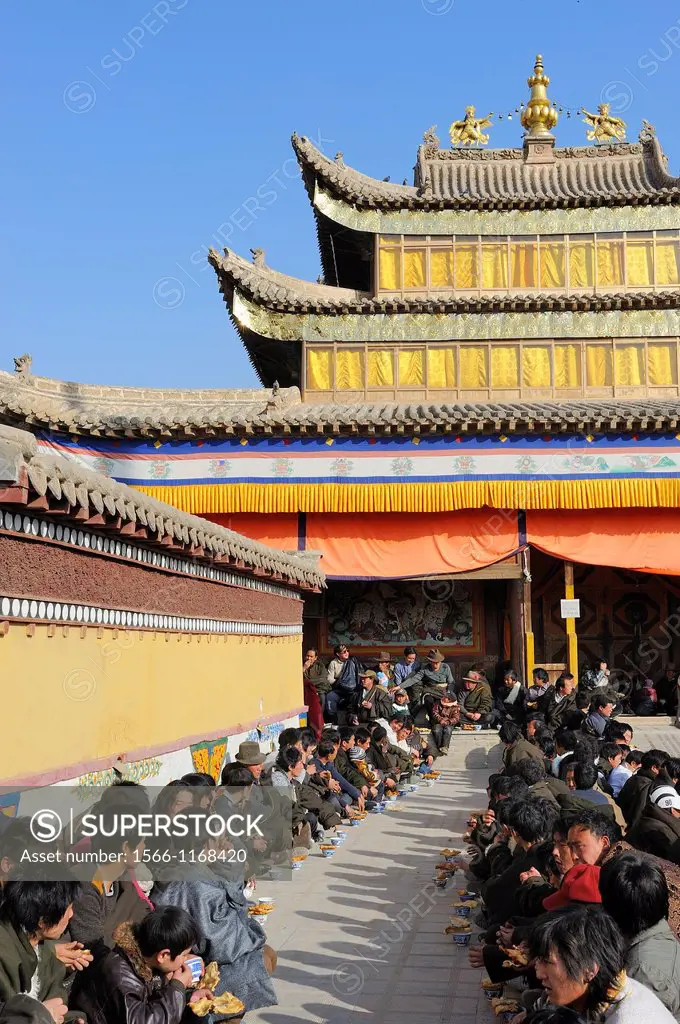 China, Qinghai, Amdo, Tongren Rebkong, Monastery of Gomar Guomari Si, Losar New Year festival Open air breakfast