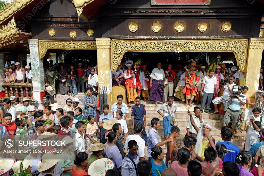 The biggest Nat ritual is held in Taungbyon, about twenty kilometers north of Wagung, in august, for six days including the full moon of Wagung  Durin...