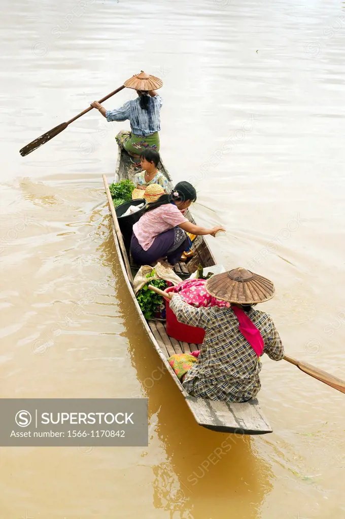 People arriving at Inle lake to sell goods