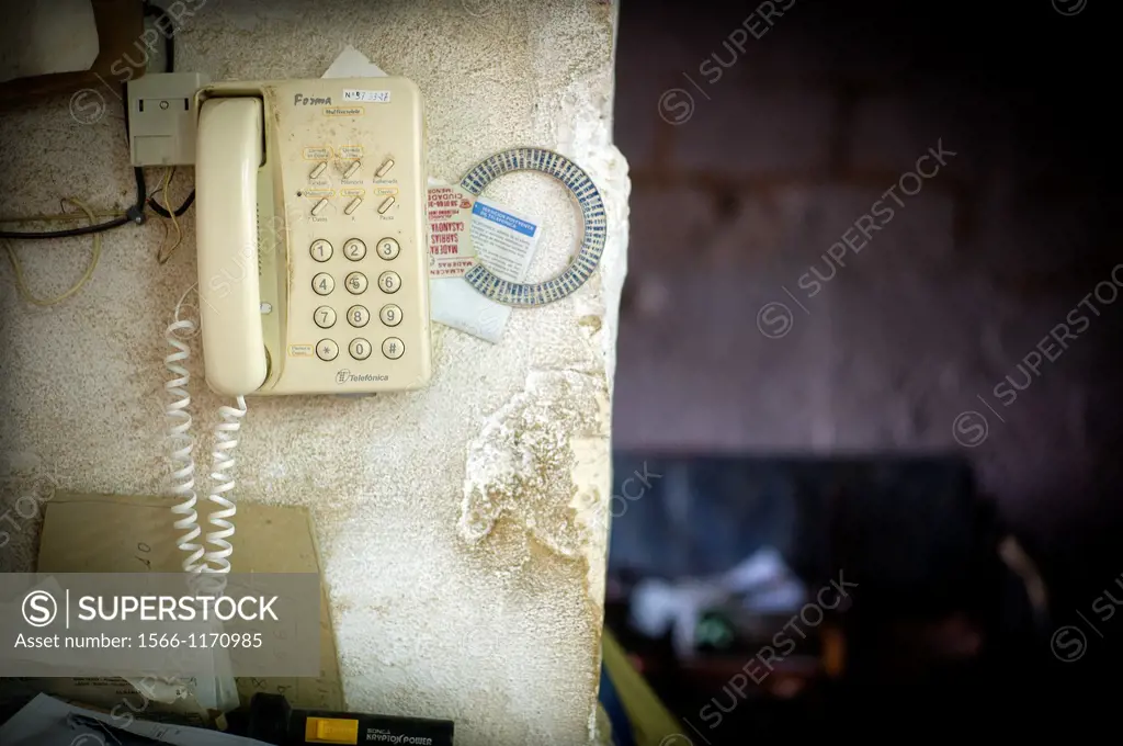 Telefono colgado en la pared, telephone hook on the wall,