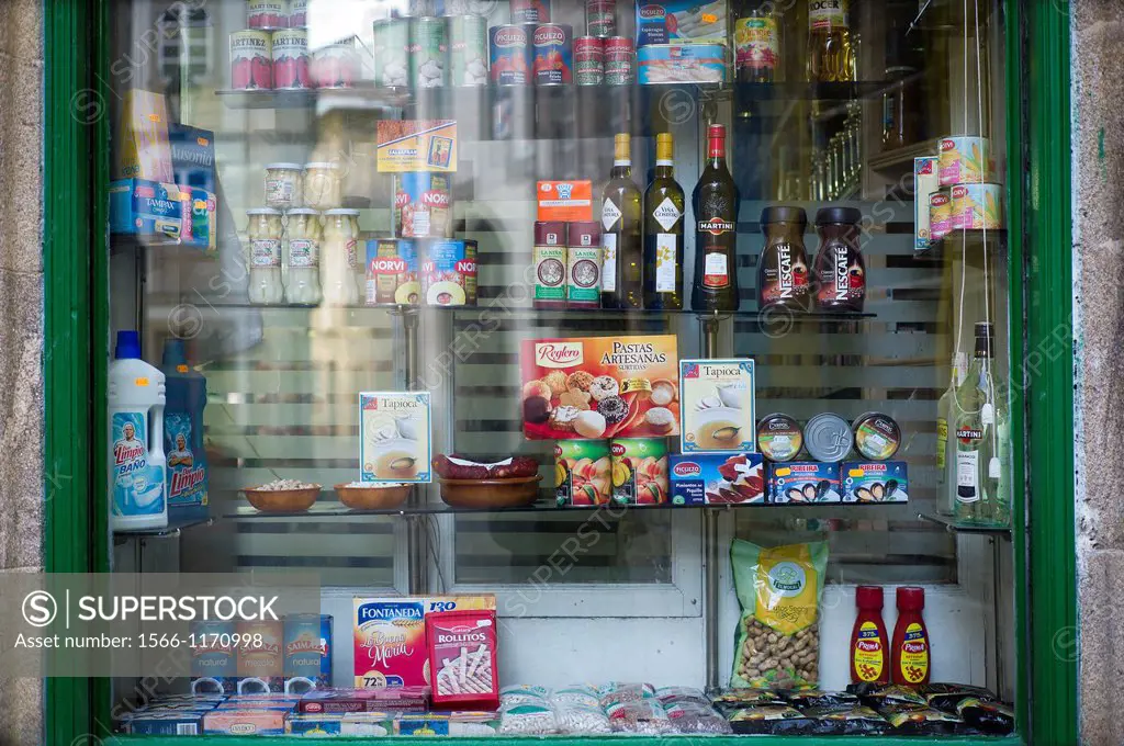 Escaparáte de tienda de ultramarinos en un pueblo, mostrador de tienda de ultramarinos, colmado , Shop window of grocery store in a Village, counter g...