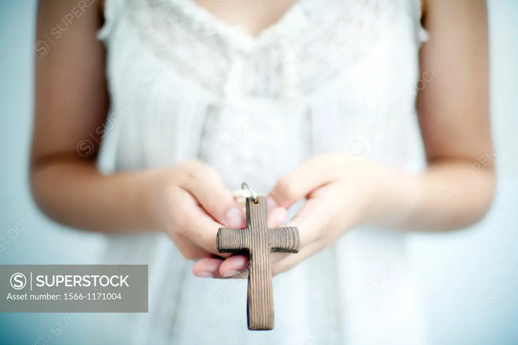 joven religiosa con cruz en la mano, Young religious youth with cross in hand