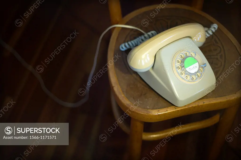 Telefono vintage encima de una silla, Vintage Phone on a chair,