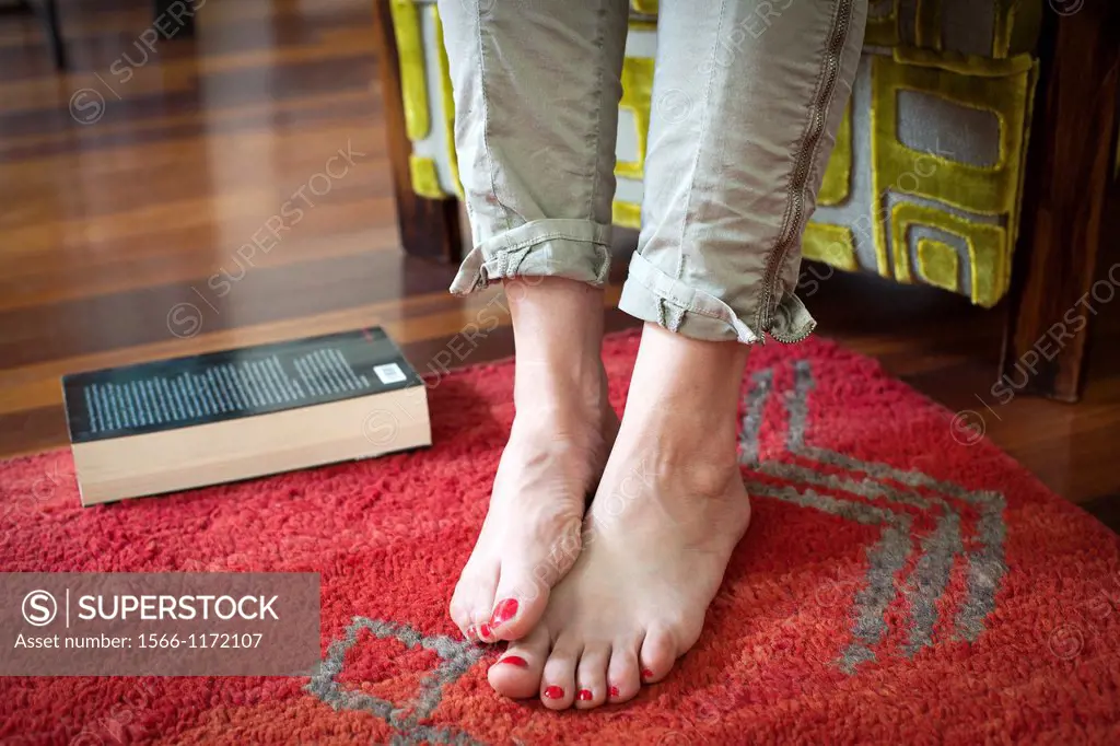 pies de mujer descalzos relajada con libro en el suelo, bare feet relaxed woman with book on the floor