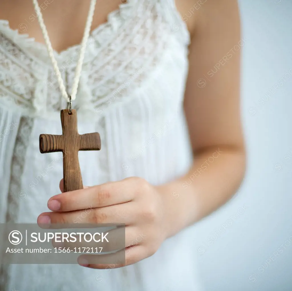 joven religiosa con cruz en la mano Young religious youth with cross in hand
