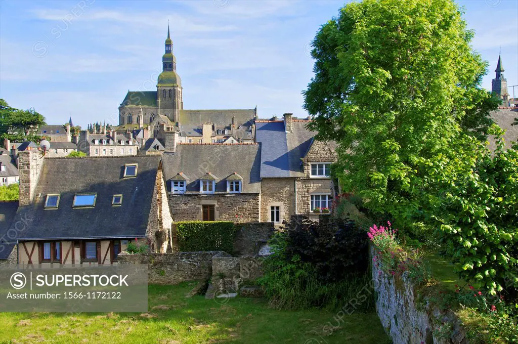 Old town houses and gardens, city walls, and St Sauveur Basilica, Dinan, Cotes d´Armor 22, Brittany, France