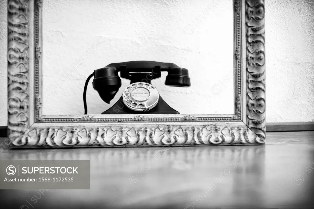 Telefono vintage resaltado con un marco de madera, Vintage Telephone highlighted with a wooden frame,