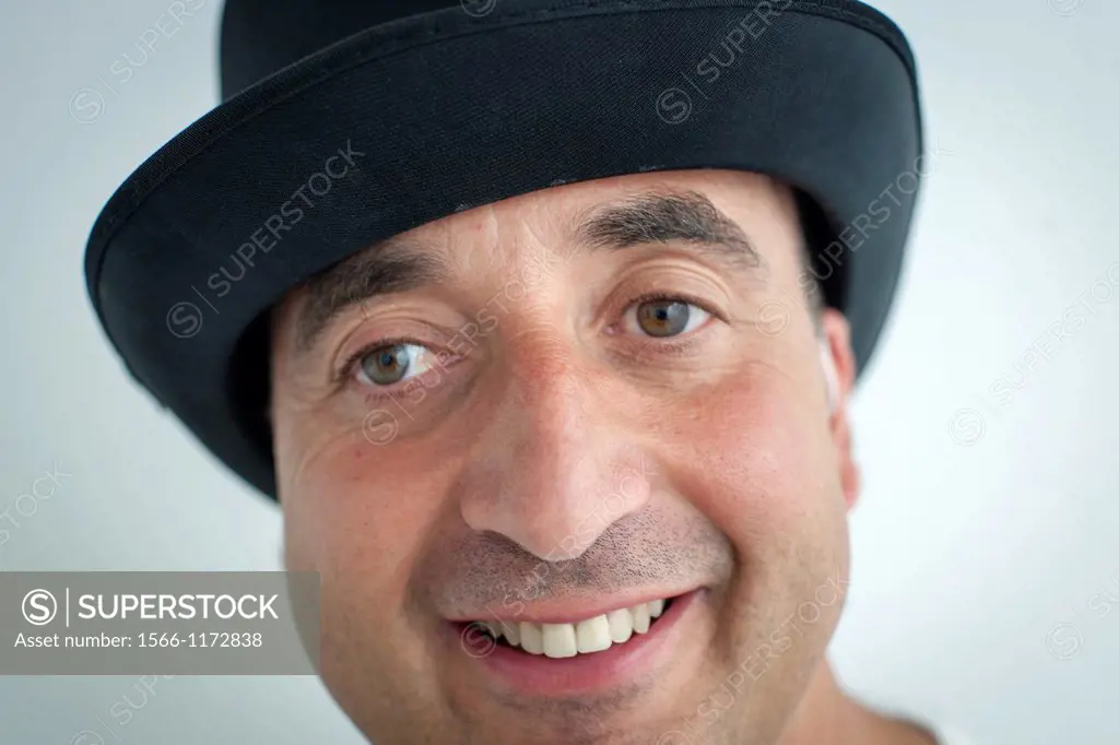 Cara de hombre de mediana edad con sombrero, Face of middle aged man with hat,