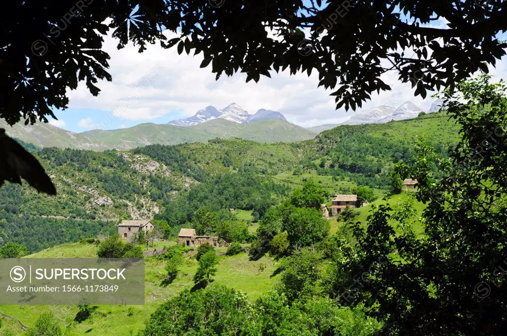 Bestué y Monte Perdido al fondo   Comarca de Sobrarbe  Pirineos  Huesca.