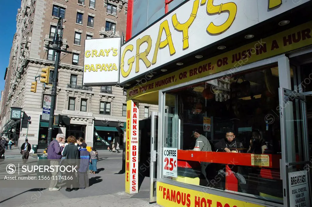 New York City, Gray´s Papaya hot dog restaurant, at 2090 Broadway at 72nd Street in the Upper West Side, Manhattan