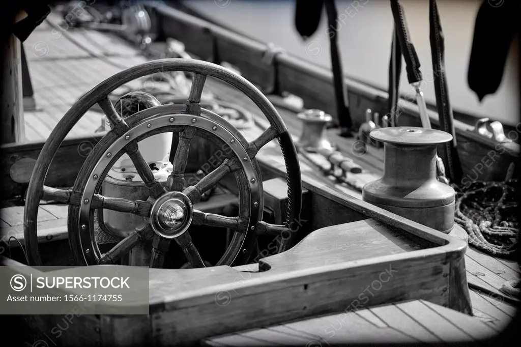 primer plano de cubierta de barco de epoca de regatas con timon de rueda, Spotlight cover vintage yacht race with Steering wheel
