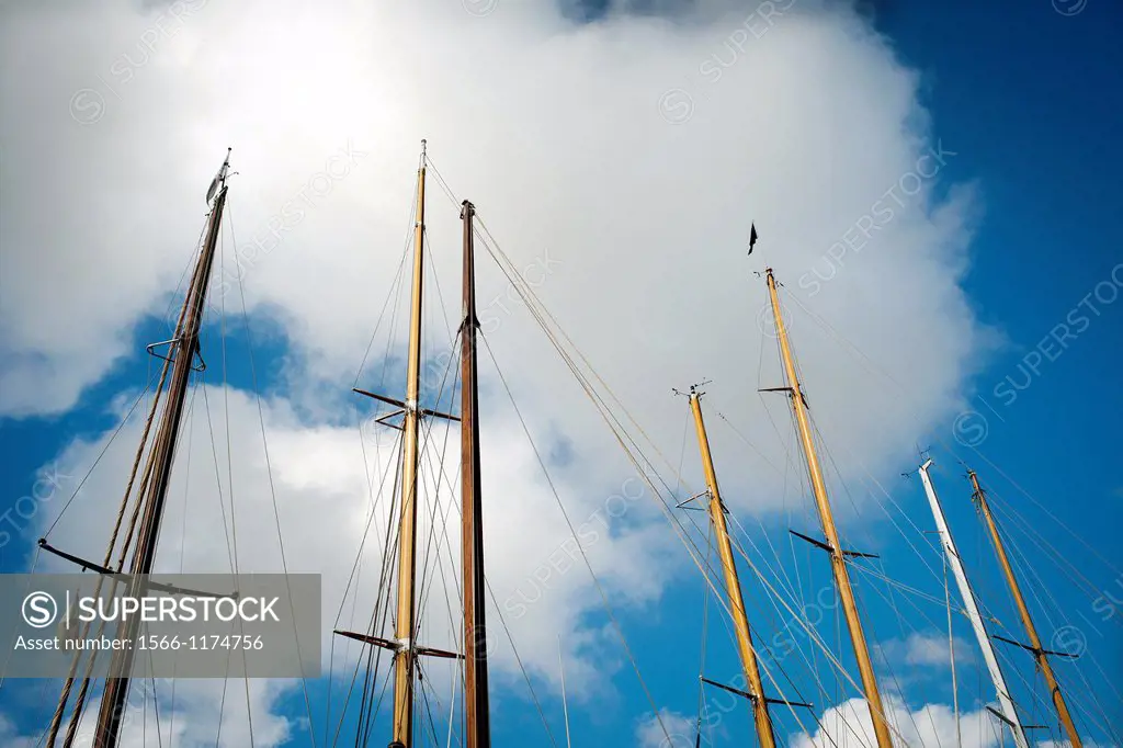 Detalle de mastiles de barcos de epoca, Detail of masts of a vintage yachts,