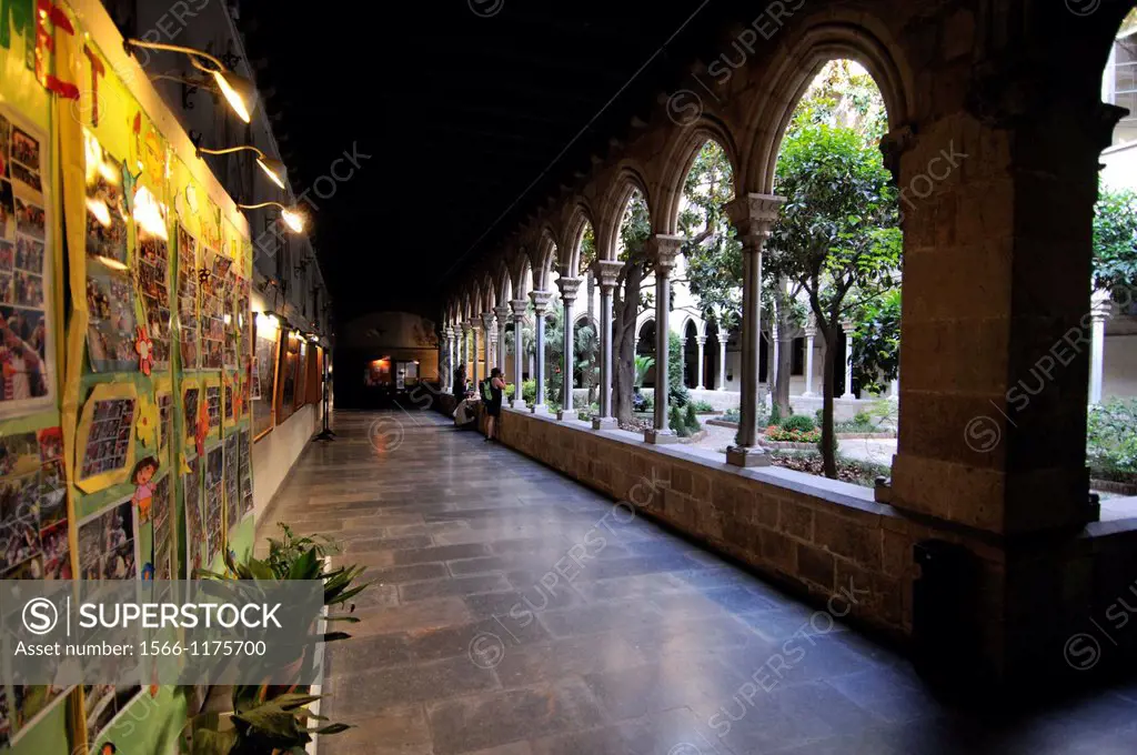 Gothic cloister. Inmaculada Concepción y Asunción de Nuestra Señora parish. XV-XVI century AD. 70, Roger de Lluria street. Barcelona. Catalonia. Spain...