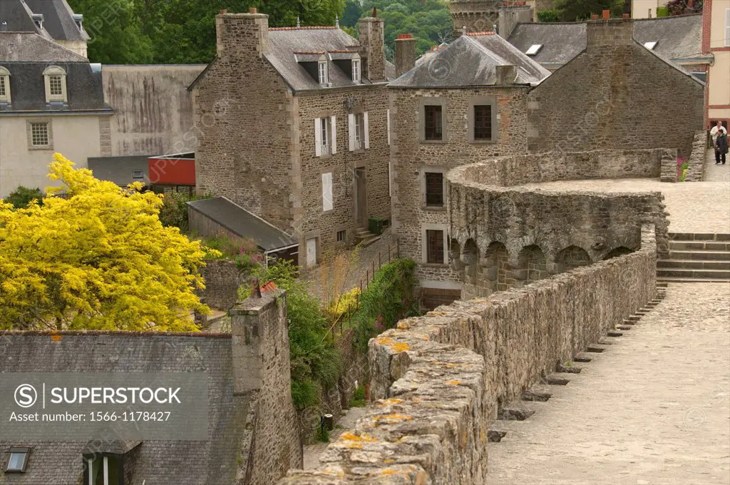 Town ramparts, 13th 15thc and tower Old town, Dinan, Brittany, Cotes d´Armor, France