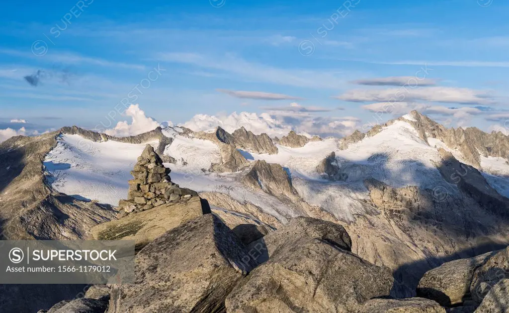 Valley head of valley Obersulzbachtal in the NP Hohe Tauern  The peaks of the Schliefer towers and Mt  Schlieferspitz towering above the glacier Sonnt...