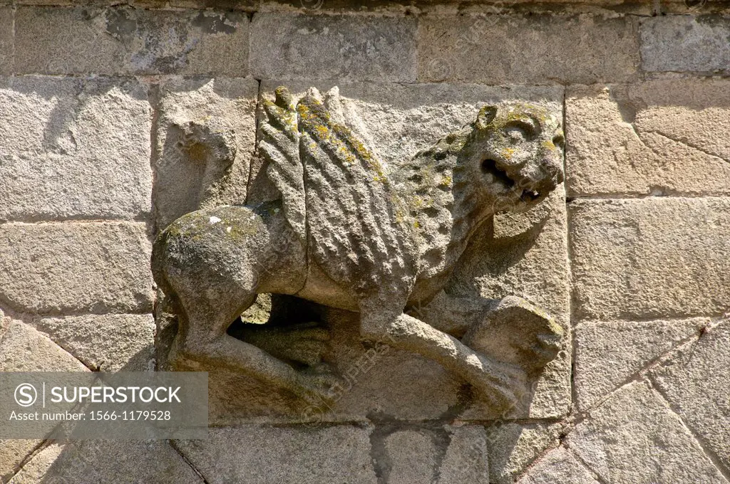 Stone dragon carved on outside wall of St Sauveur Basilica 12th/15th c  exterior Tomb of the heart of Dugesclin, Dinan, Cotes d´Armor 22, Brittany, Fr...