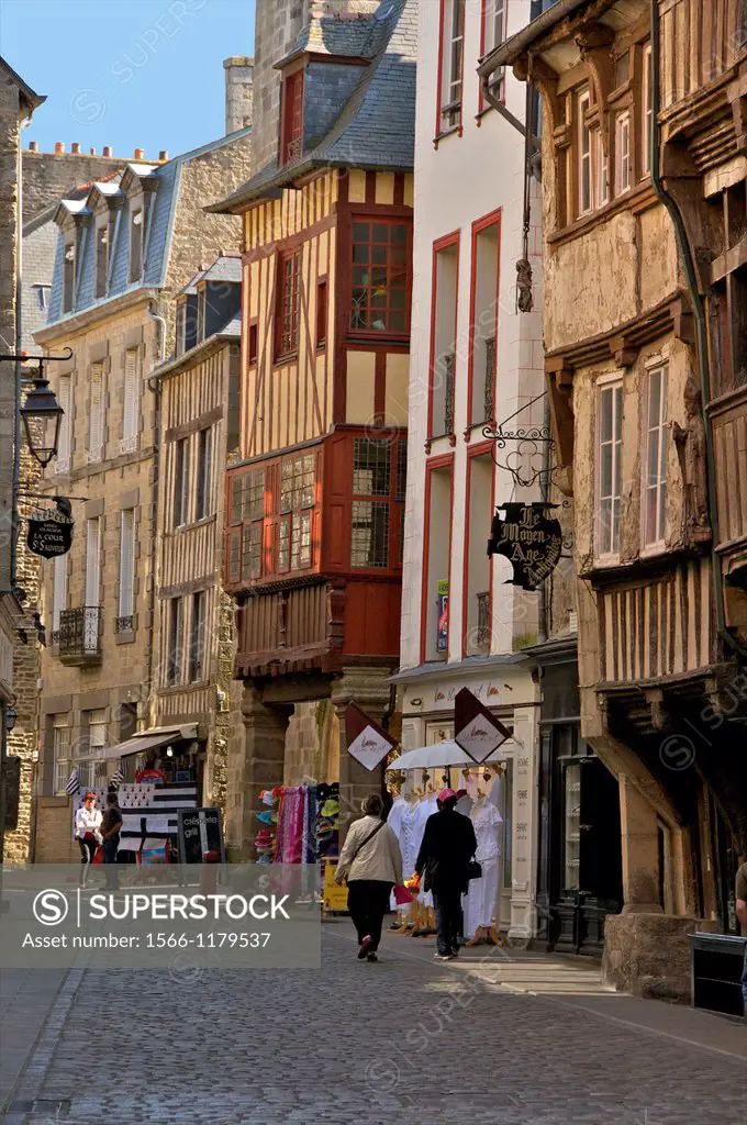 Medieval half timbered houses in streets of old town, Dinan, Cotes d´Armor 22, Brittany, France