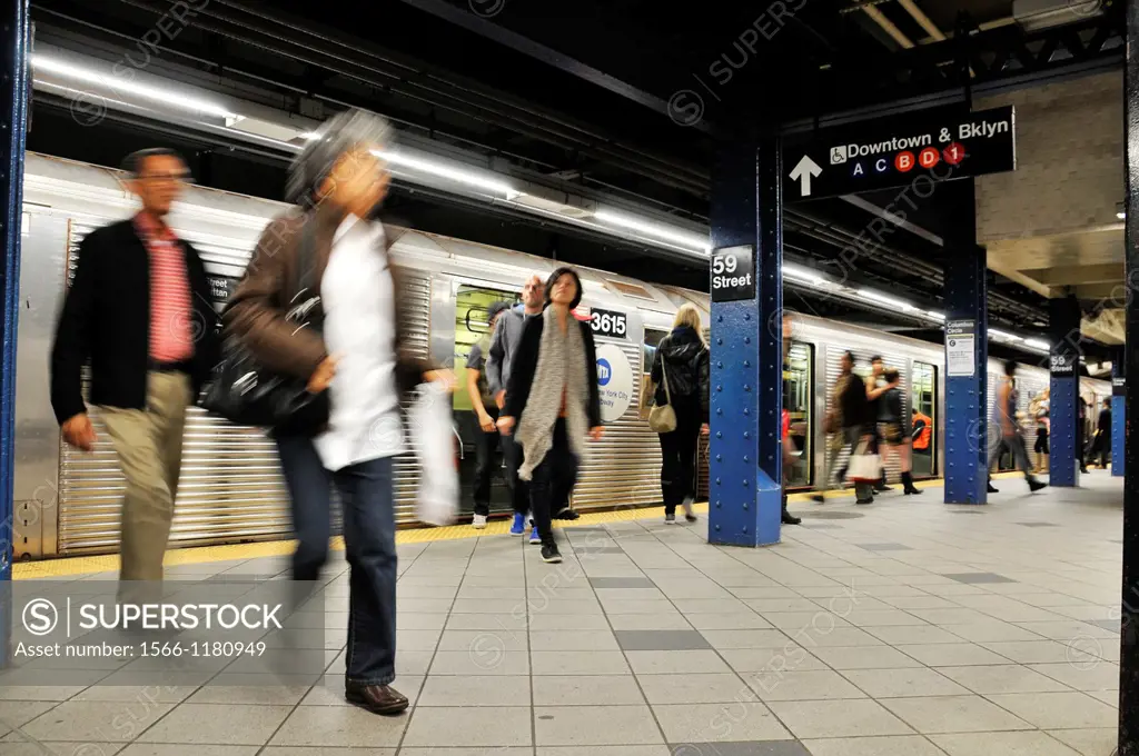 Commuters at 59th Street & Columbus Circle subway platform, Broadway, Manhattan, New York City, USA