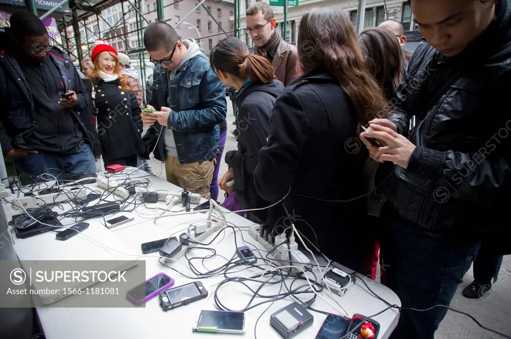 A 7-Eleven store set up charging stations outside it´s store for people to charge their cell phones in midtown in New York Con Edison is estimating el...