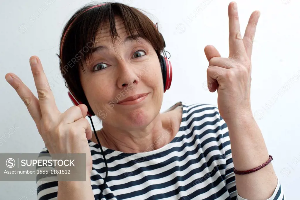 mujer joven escuchando musica con aptidud alegre, young woman listening music with joyful aptidud