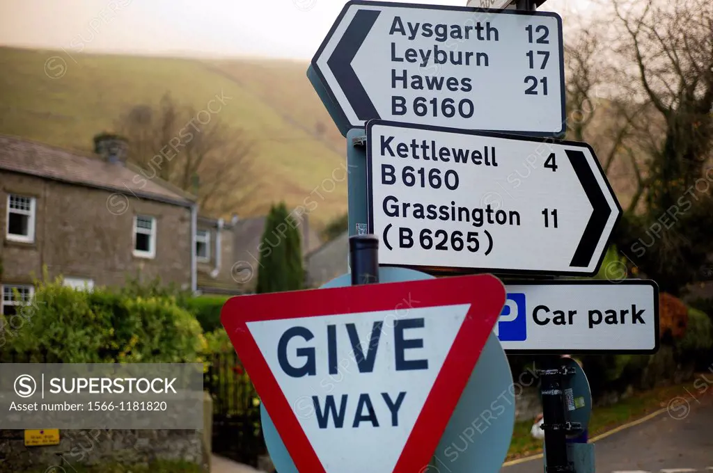 Grupo de señales de trafico, Buckden, Skipton, North Yorkshire, Yorkshire Dales, England, UK, traffic signpost, Buckden, Skipton, North Yorkshire, Yor...