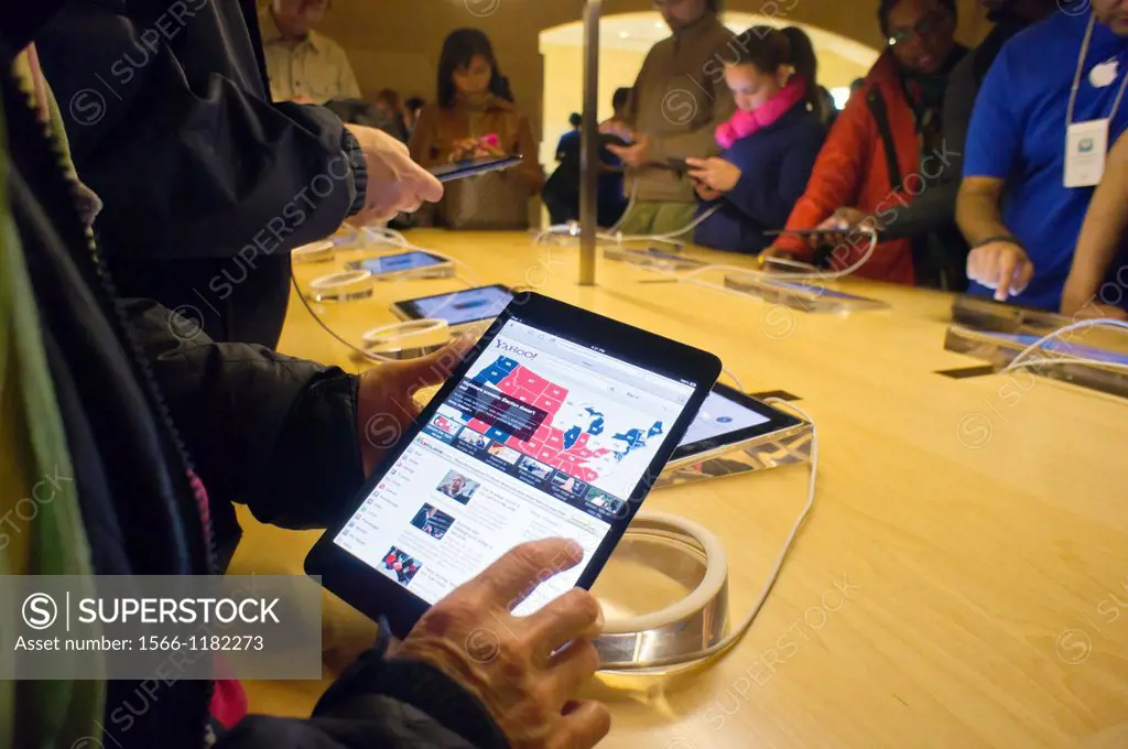 Shoppers descend on the Apple Store Grand Central Terminal in New York to buy and try out the new iPad Mini The smaller version of the iPad went on sa...