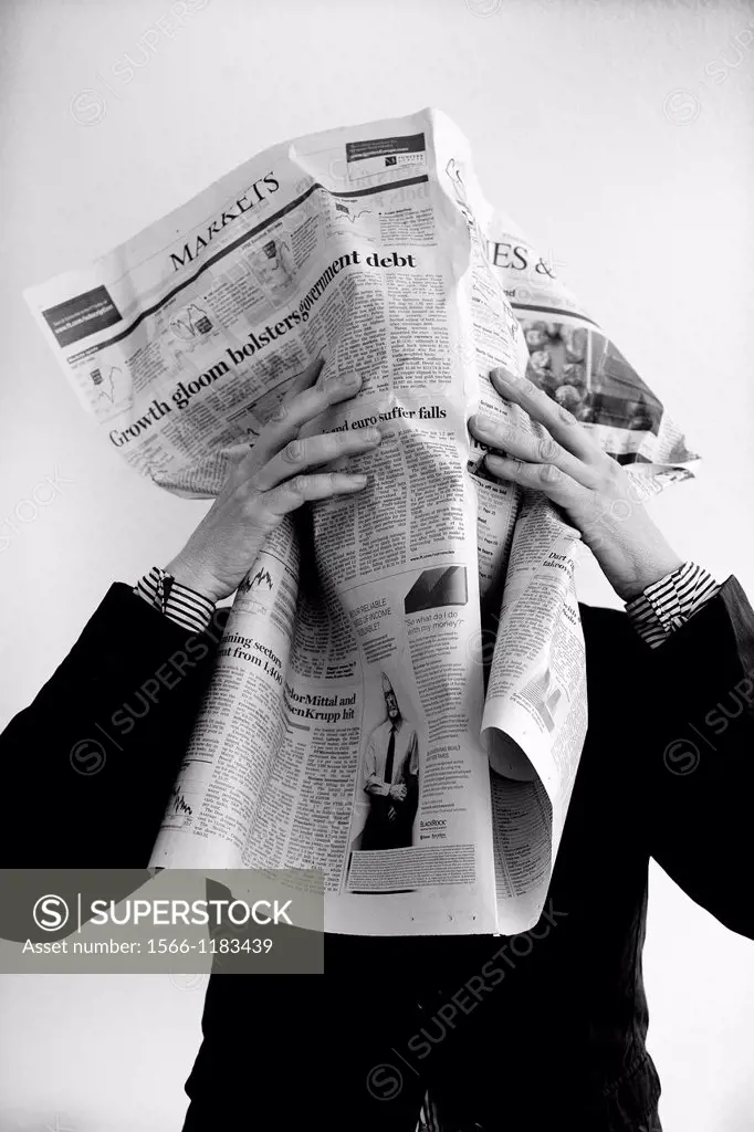 persona tapandose la cara con un periodico de economia, mercado de valores, person covering her face with a newspaper of economy, stock market,